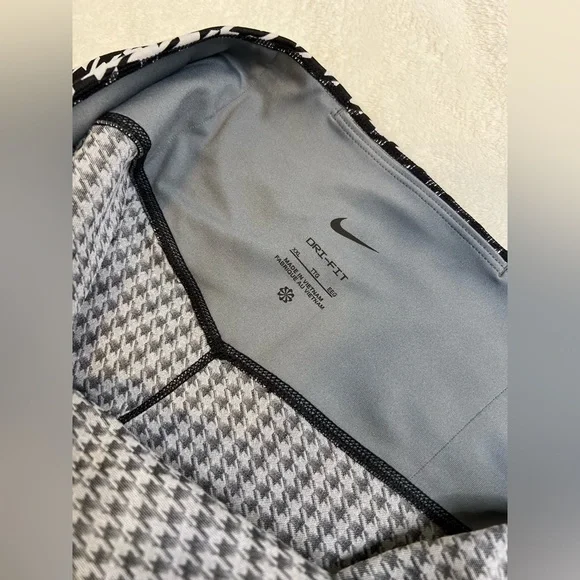 Nike Full Length Legging in black & white houndstooth - Picture 4 of 4